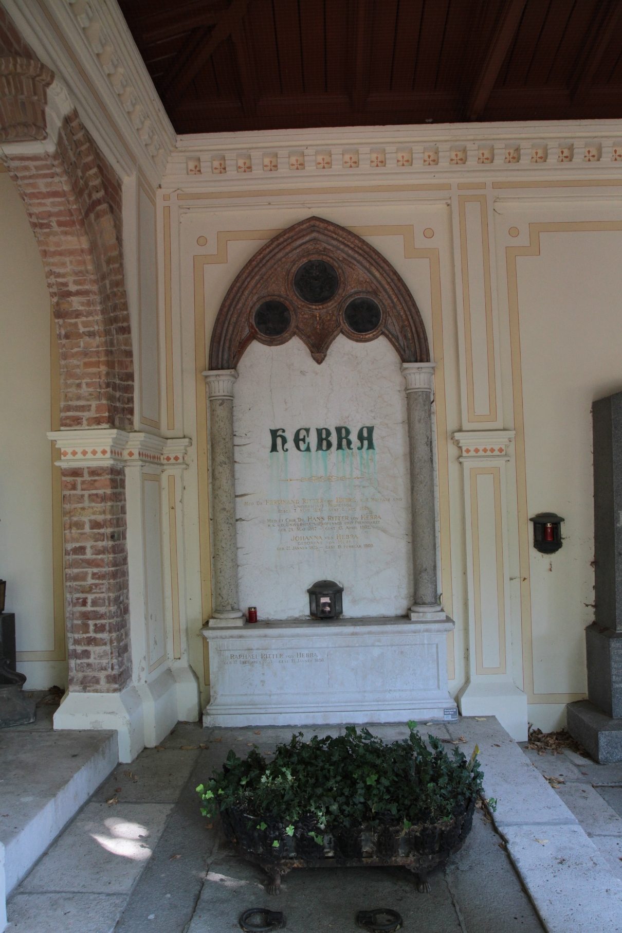 Ferdinand Ritter von Hebra's tomb, Vienna - 02.JPG